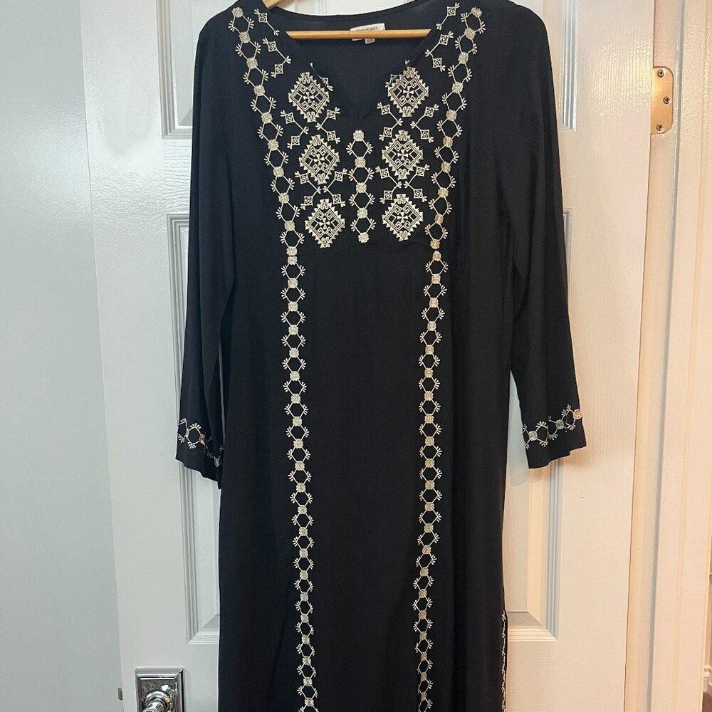World Market Black Caftan with silvery/gold metallic embroidery Sz S/M